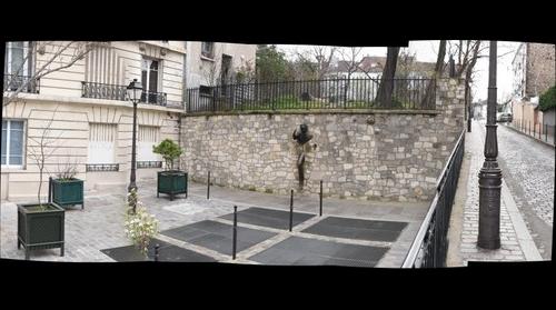 Le Passe-Muraille, a tribute to Marcel Aymé by sculptor Jean Marais - Montmartre Paris 